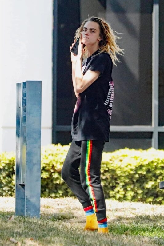 Captan a Cara Delevingne con aspecto descuidado en vía pública