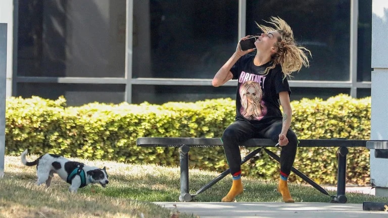 Captan a Cara Delevingne con aspecto descuidado en vía pública