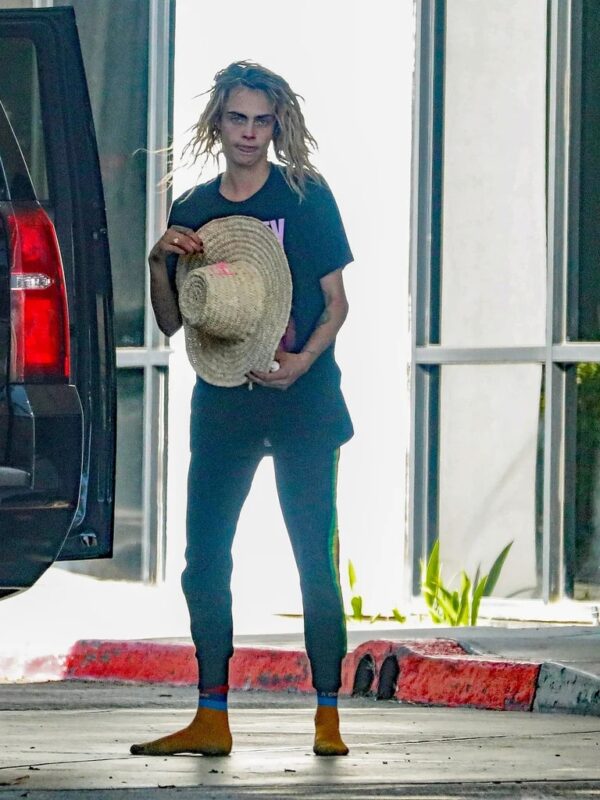 Captan a Cara Delevingne con aspecto descuidado en vía pública