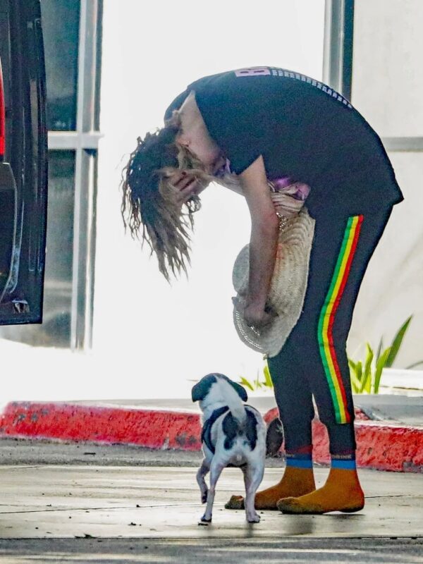 Captan a Cara Delevingne con aspecto descuidado en vía pública