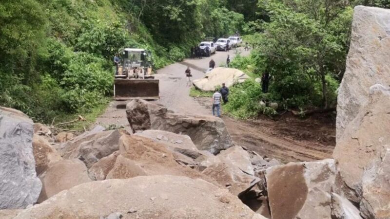Colapsa carretera de Michoacán tras cadena de sismos