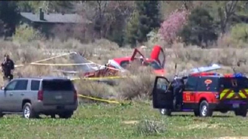 Chocan dos avionetas en el aire y mueren tres personas