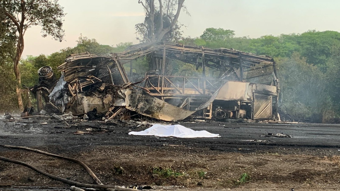 El autobús de pasajeros se incendió luego de impactarse con un autotanque de la pipa en el kilómetro 67 de la autopista México-Laredo, en Tamaulipas.