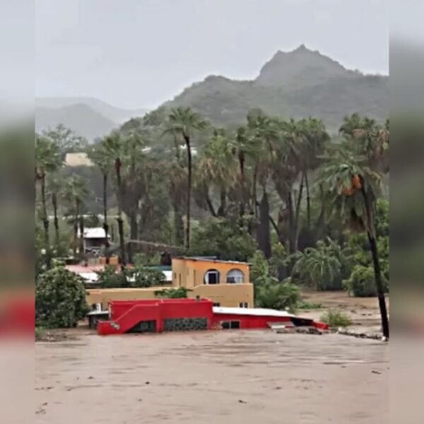 Lluvias por "Kay" desbordan rio en BCS e inundan casas