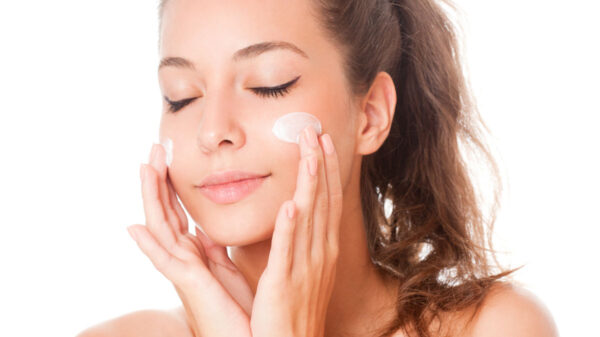 Dile adiós a la piel seca con este sérum rellenador biohidratante