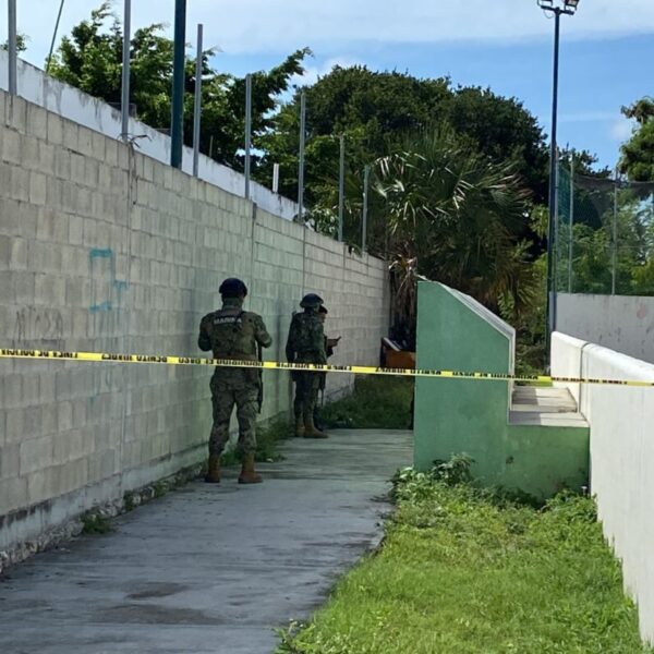 Localizan a una persona ensabanada, abandonado en un parque de Cancún