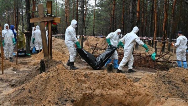 Exhuman en Ucrania 436 cadáveres de presuntos civiles torturados