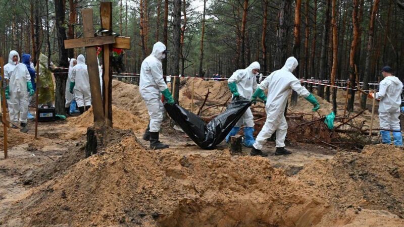 Exhuman en Ucrania 436 cadáveres de presuntos civiles torturados