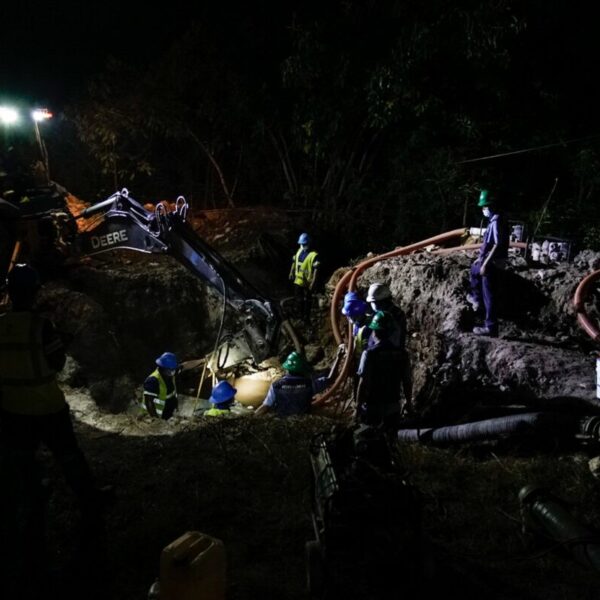 Repara Aguakan fuga de agua potable en línea principal en el bulevar Colosio.