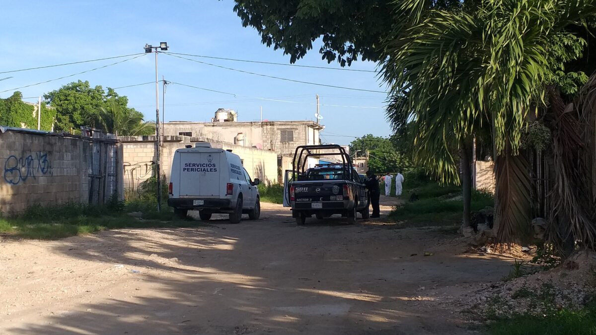 Hallan un hombre maniatado y ejecutado en la Supermanzana 227 de Cancún (VIDEO); el cuerpo de la víctima presenta huella de tortura.