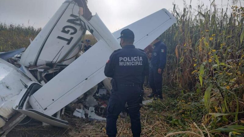 Reportan 3 fallecidos por desplome de avioneta en Edomex.