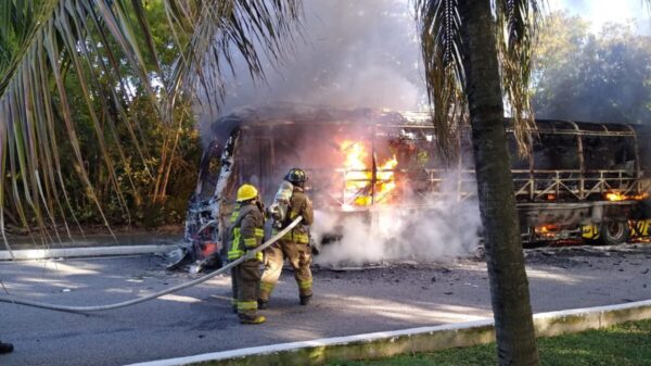 Se quema autobús de Xcaret en la Zona Hotelera de Cancún.