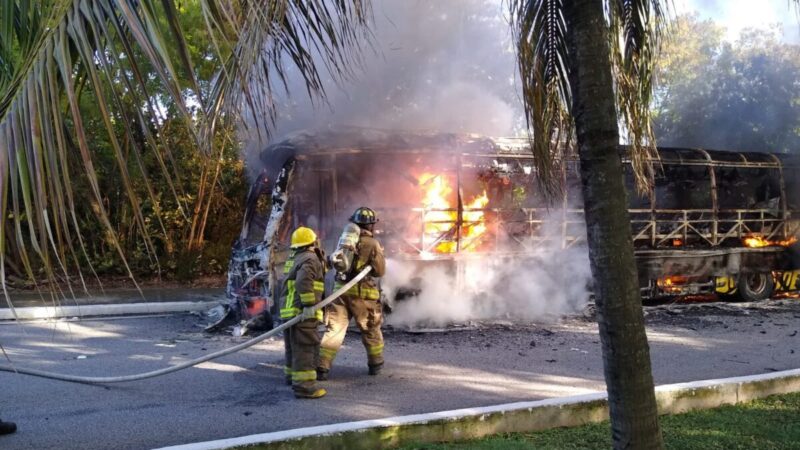 Se quema autobús de Xcaret en la Zona Hotelera de Cancún.