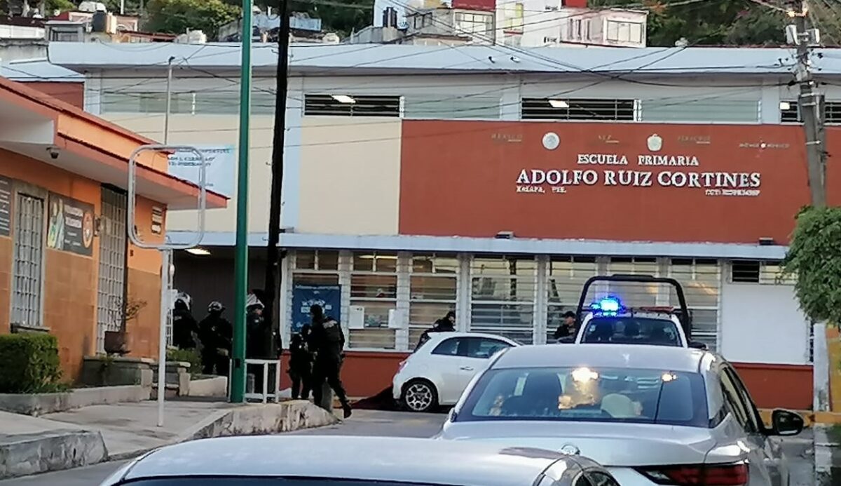Ejecutan a subdirectora de una primaria en Xalapa (VIDEO); un menor de 7 años que la acompañaba resultó herido en el ataque.