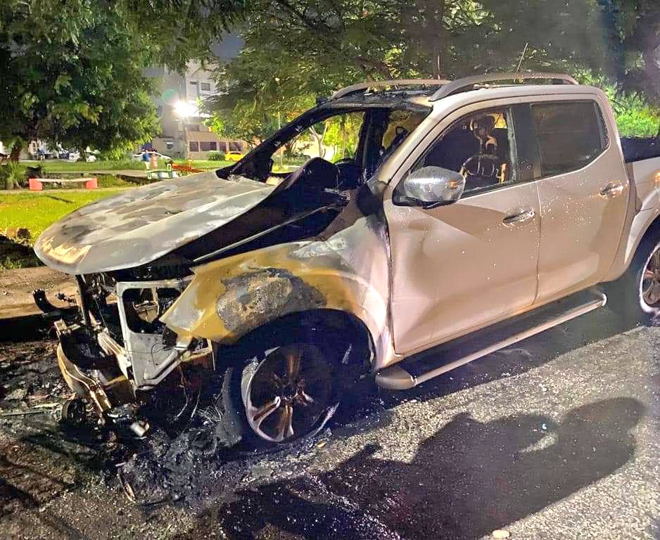 Goteros colombianos queman dos vehículos en la Supermanzana 58; una Honda y una camioneta Nissan fueron pérdida total.