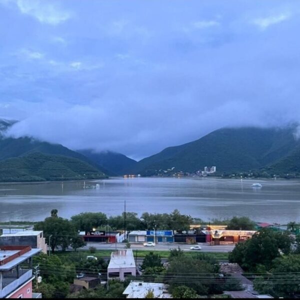 Fuertes lluvias azotan a Nuevo León; inundaciones matan a 4 personas