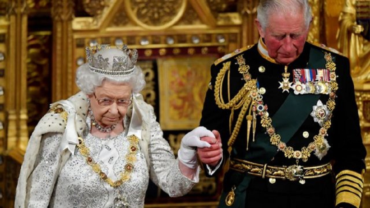 La reina Isabel II junto a su hijo Carlos, quien la sucedería en el trono en caso del fallecimiento de la monarca.