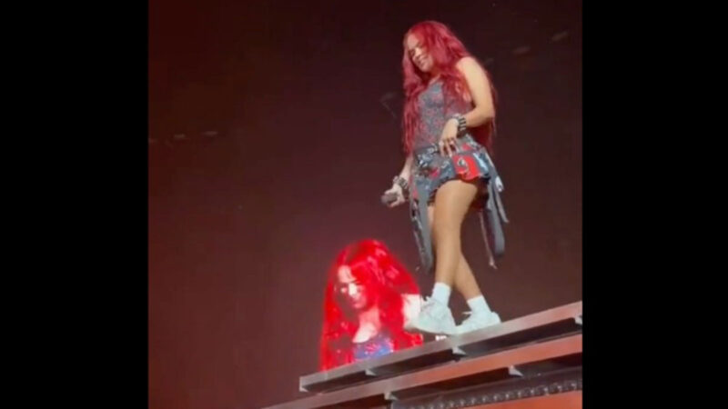 Karol G se vuelve a caer en el concierto que dio en Miami