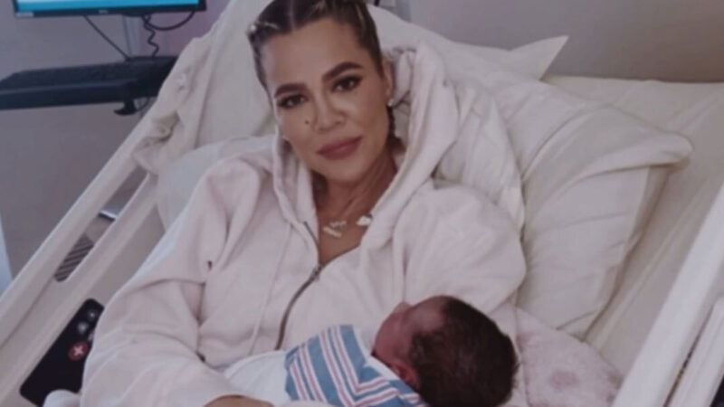 Khloé Kardashian presenta a su bebé de vientre de alquiler