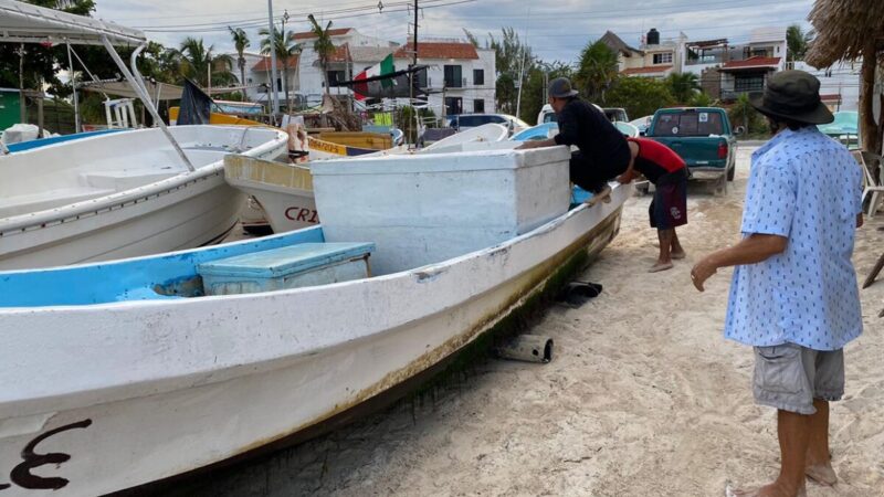Se preparan lancheros en Cancún para estragos del huracán "Ian"