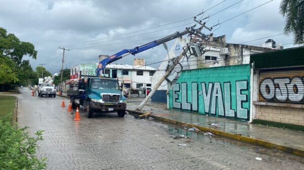 Lluvias afectan postes de CFE; cae rayo sobre transformador