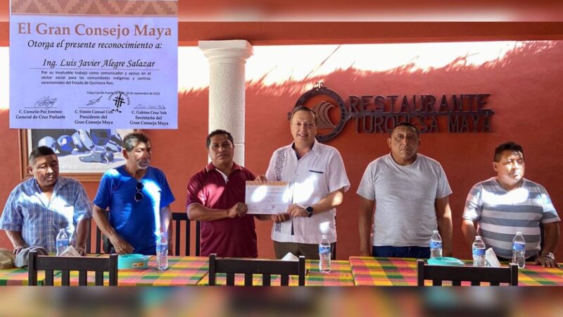 Reconoce Gran Consejo Maya labor periodística de Luis Alegre