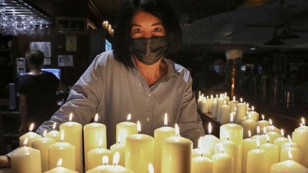 Españoles usan velas, linternas y estufas de gas por precio de la luz