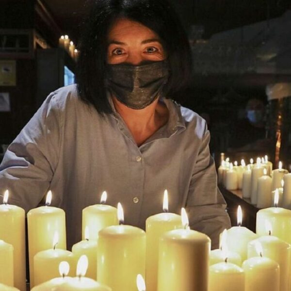 Españoles usan velas, linternas y estufas de gas por precio de la luz