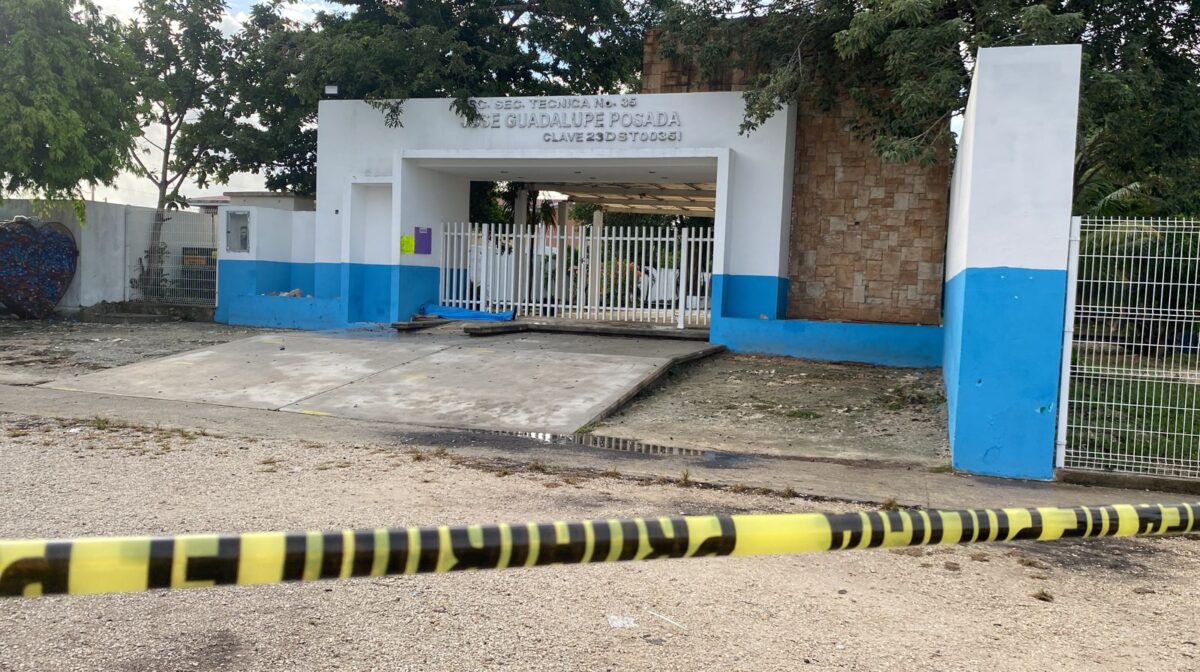 Hombre pierde la vida a las puertas de la Técnica 35 en Cancún (VIDEO); al parecer la víctima sufrió un infarto y se desplomó.