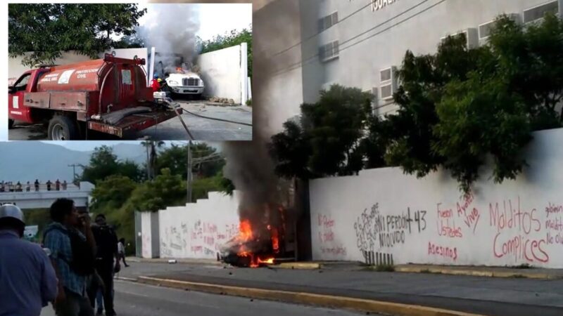 Normalistas queman camiones frente al Palacio de Justicia de Iguala