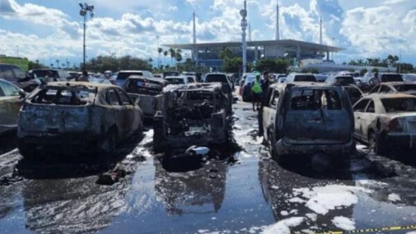 Parrillada de autos en estacionamiento de Miami, arden 8