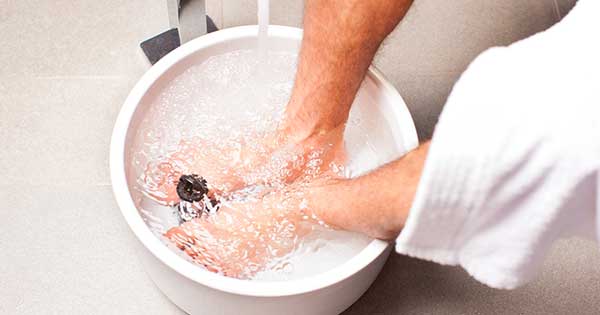 Por esta razón debes sumergir tus pies en agua caliente