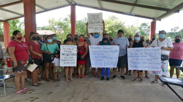 Protestan padres de familia de telesecundaria en Ignacio Zaragoza