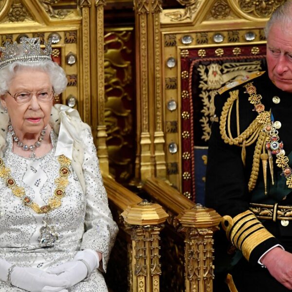 Sería Carlos el heredero al trono británico tras la muerte de la reina Isabel II.