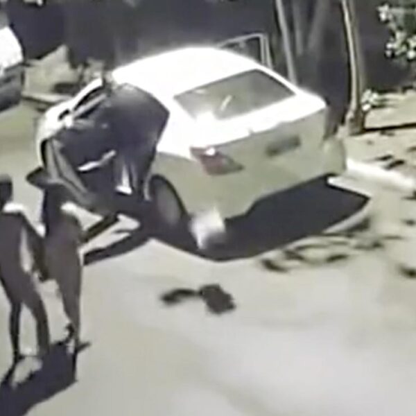 Asaltantes roban auto y dejan "en cueros" a tripulantes