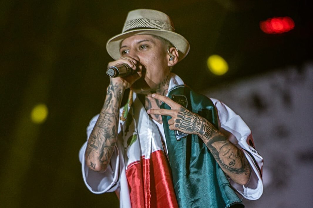 Santa Fe Klan es detenido por policías en plena calle por "grabar video"