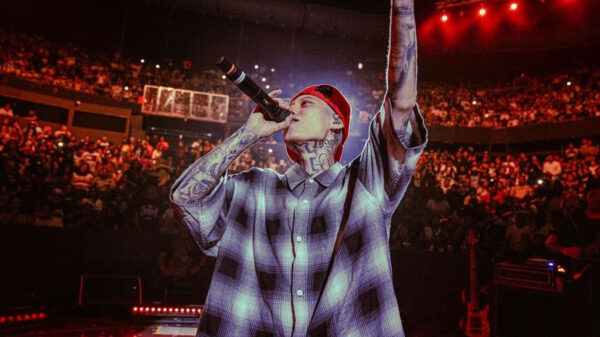 Santa Fe Klan es detenido por policías en plena calle por "grabar video"