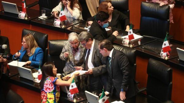 Aún no hay acuerdo en torno a FA; Monreal propone regresar dictamen