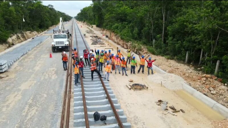 Avanza la colocación de rieles en tramos del Tren Maya