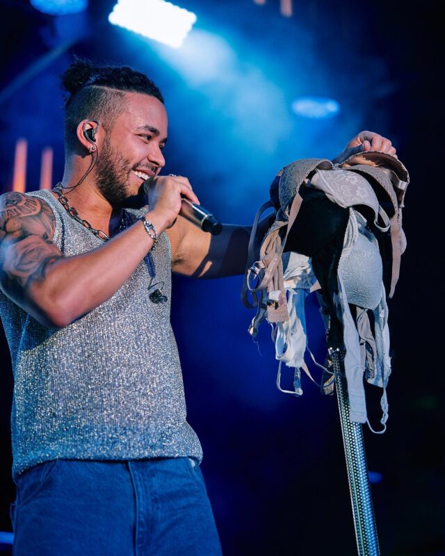 VIDEO: Fan le da un "lengüetazo" al abdomen de Prince Royce