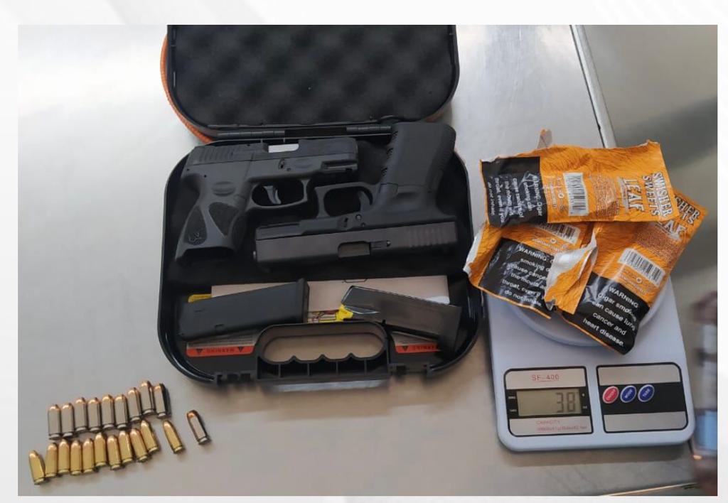 Procesan por portación de arma a estadounidense detenida en el aeropuerto de Cancún; además de dos pistolas, Carter “E” traía marihuana.