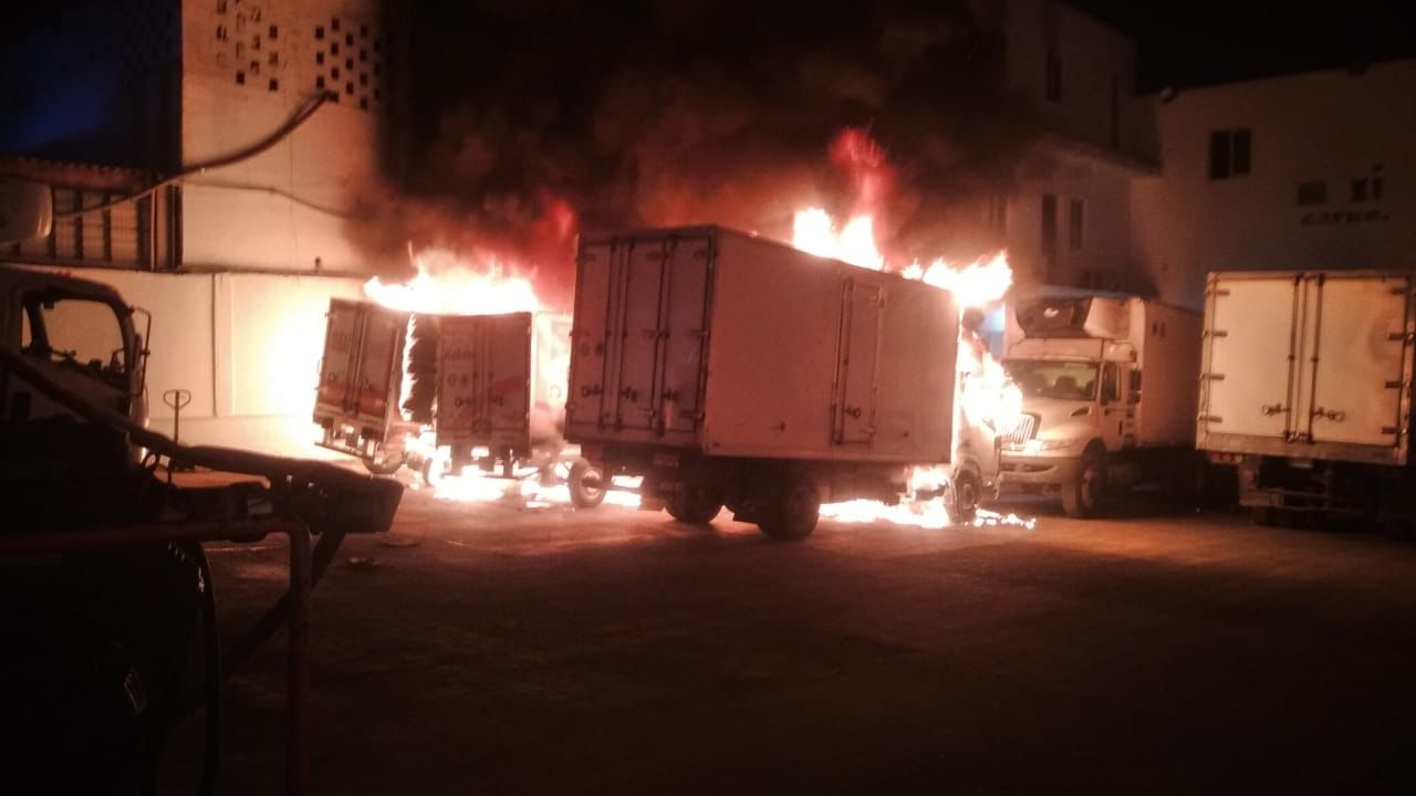 Se queman camiones de carga de Maxicarne en la delegación Bonfil; hasta el momento no se ha informado si el siniestro fue provocado.