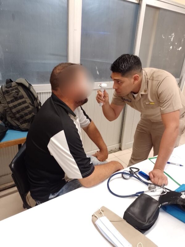 Auxilia la Marina a 11 balseros en aguas de Isla Mujeres; los náufragos fueron revisados médicamente y trasladados a Puerto Juárez.