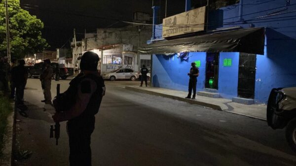 Catean bar Teresita II de Cancún y detienen a dos sujetos.