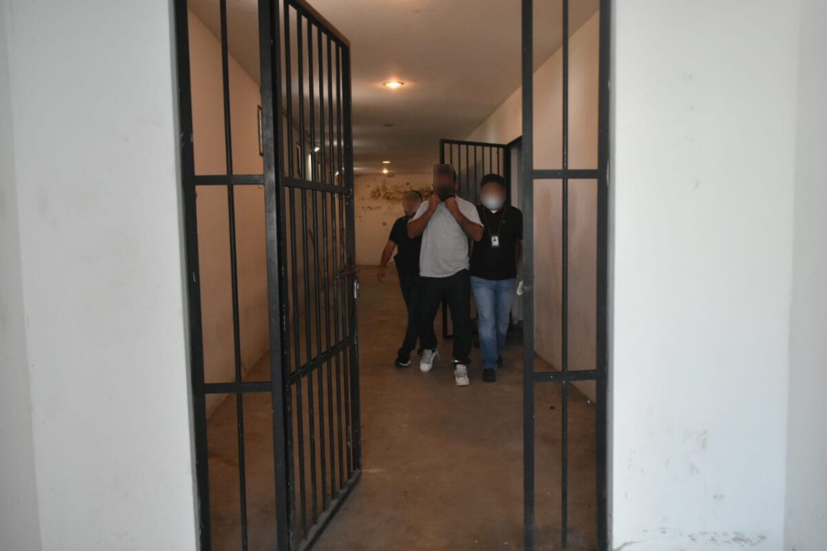 El acusado ingresó a prisión, donde permanecerá hasta que se defina su situación legal.