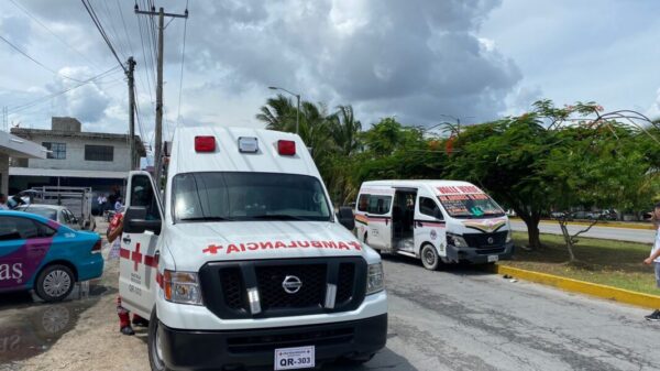 Combi de La Franja impacta a una patrulla en la Andrés Quintana Roo.