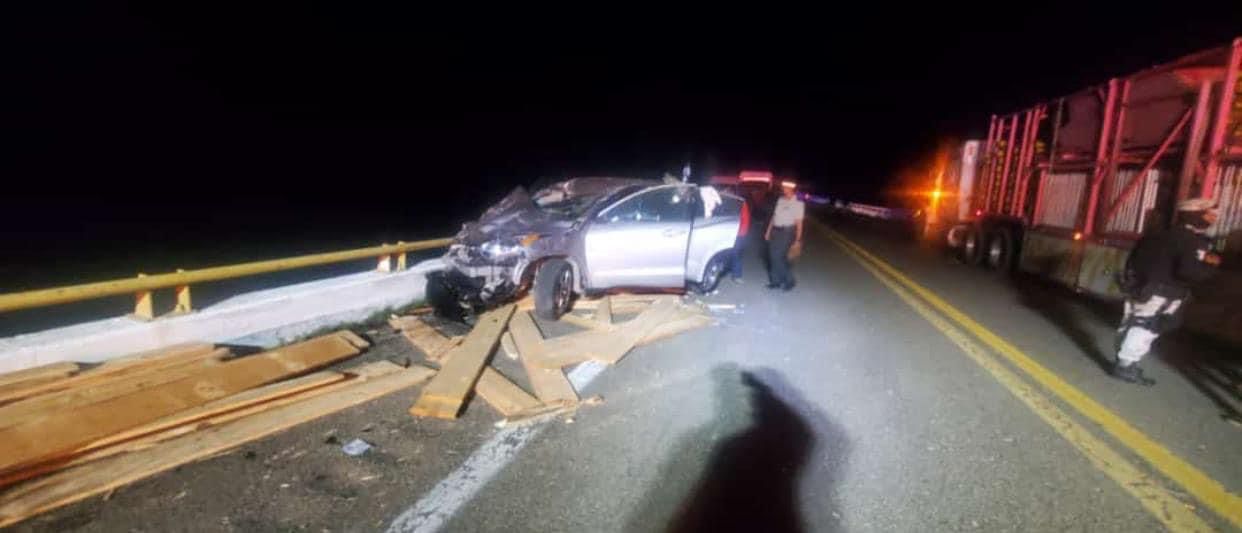 Accidente de guardias nacionales deja un muerto y 35 heridos en Oaxaca; a un tráiler se le desprendió la caja impactó a un camión de la GN.