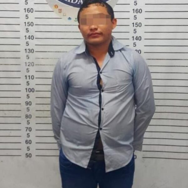 Playa del Carmen: Le descubren droga en su auto tras chocar en Villas del Sol.