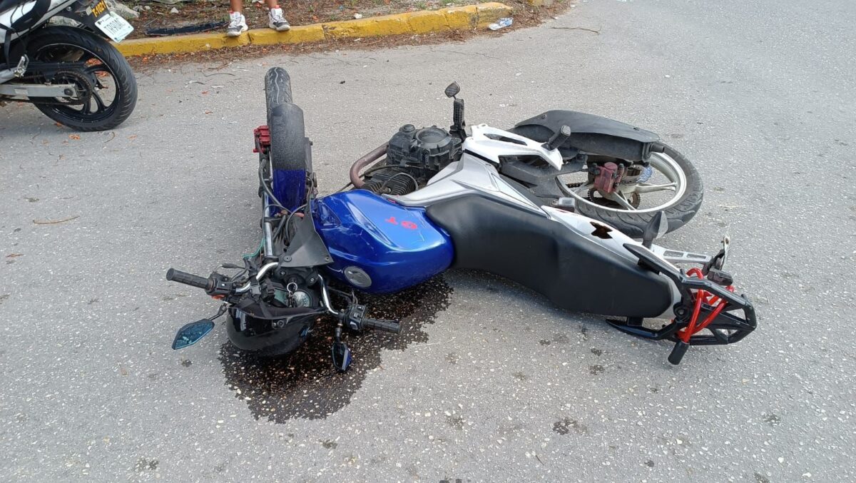 Jubilada impacta a un motociclista en la Región 99 de Cancún; la conductora no le cedió el paso en una vía con preferencia.