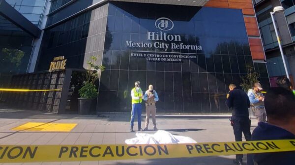 Muere un hombre tras caer de la azotea del Hilton en la CdMx.
